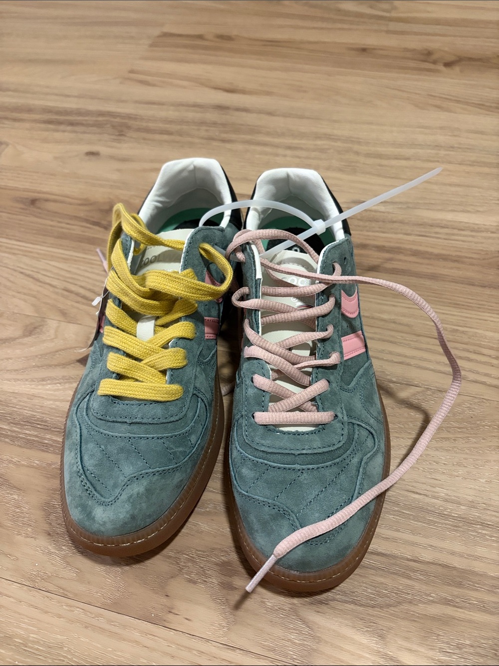 Coolway goal green forest nwot size 8 mixed color laces - Picture 3 of 5